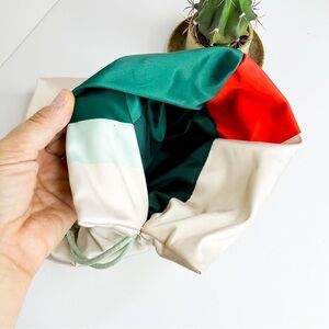 LA MER Limited Edition Holiday Adventures Drawstring Bag | Green & Cream